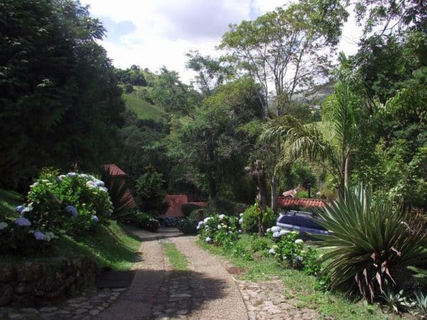 descendo a rampa tem as cabanas e no final a trilha...