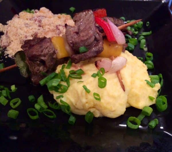 Delicioso Espeto de filé mignon com farofa de damascos...