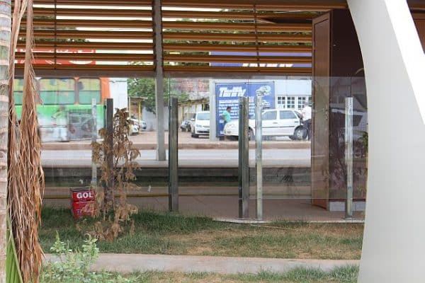 A Locadora fica depois do estacionamento do aeroporto 