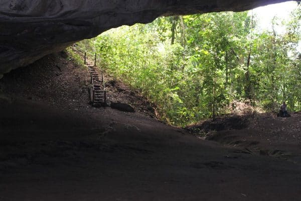 Vista da boca da caverna.A esquerda tem a escadinha que vamos subir para contornar a caverna.