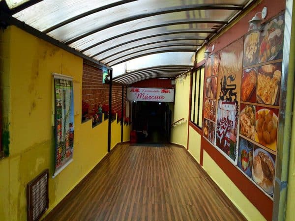 A entrada é no corredor