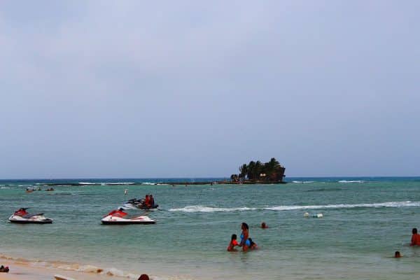 Ilha Rocky Cay ao fundo