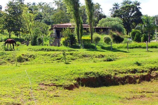 CASA DA FAZENDA AO FUNDO